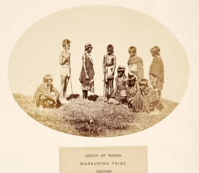 Groep van Nagas, plunderende stam, Cachar, uit The People of India, door J. Forbes Watson, uitgegeven 1868